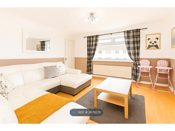 3 Bedroom Flat To Rent In Wellow Close, Southampton, SO18