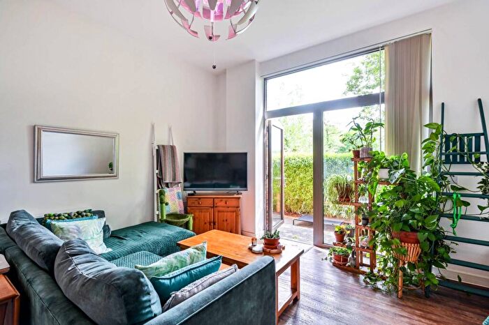 2 Bedroom Flat For Sale In Wey Corner, Guildford, GU1