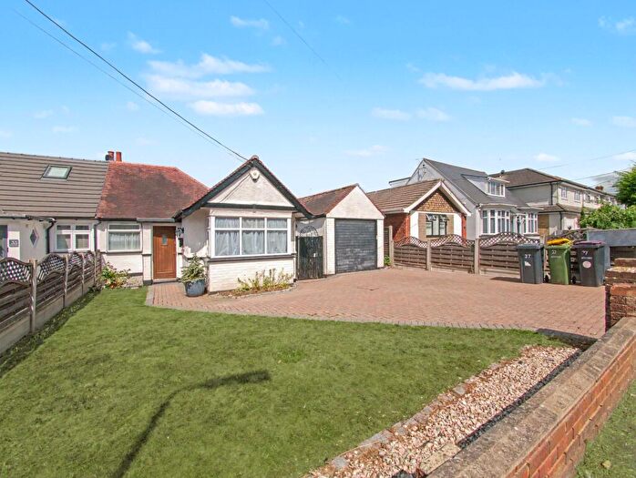 3 Bedroom Semi-Detached Bungalow For Sale In Grove Road, Rayleigh, SS6