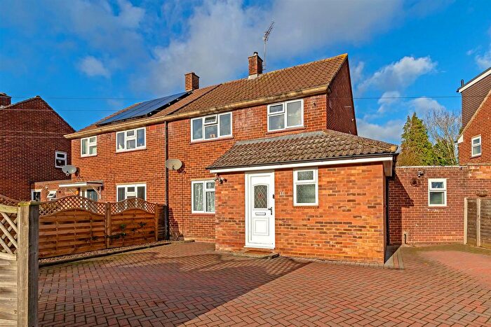 3 Bedroom Semi-Detached House For Sale In Birchwood Way, Park Street, St. Albans, AL2