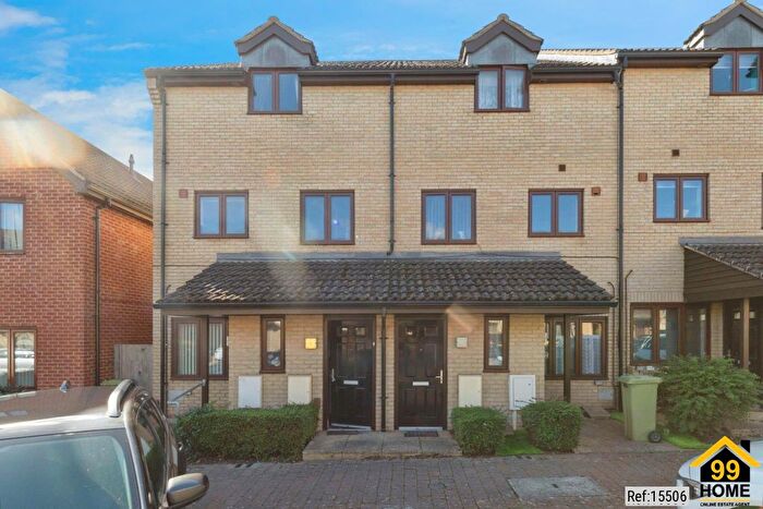 2 Bedroom Maisonette For Sale In Kelling Way, Milton Keynes, MK10