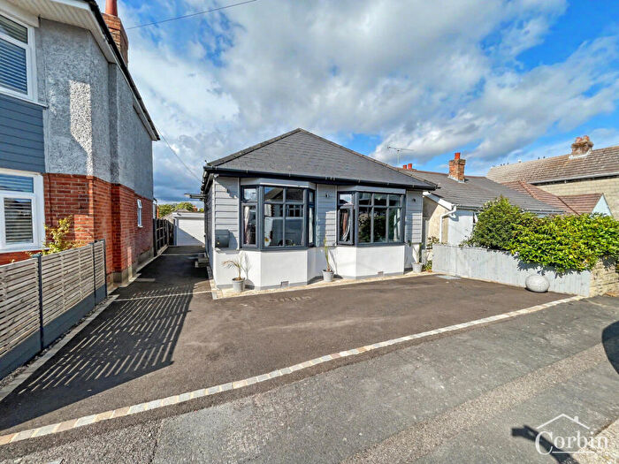 3 Bedroom Bungalow For Sale In Burcombe Road, Bournemouth, BH10