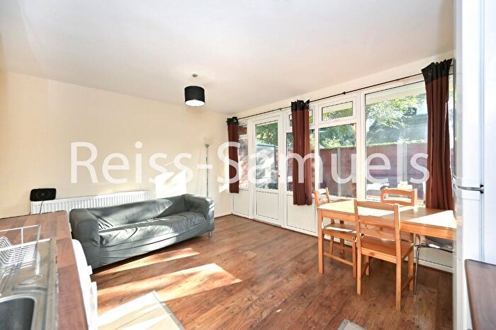 4 Bedroom Maisonette To Rent In Cooks Road, Kennington, Southwark, London, SE17