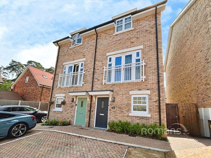 3 Bedroom Semi Detached House For Sale In The Fairway, Fleet, Hampshire, GU51