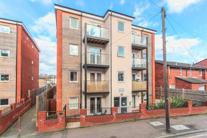 2 Bedroom Flat To Rent In Bridge Court, Whippendell Road, Watford, WD18