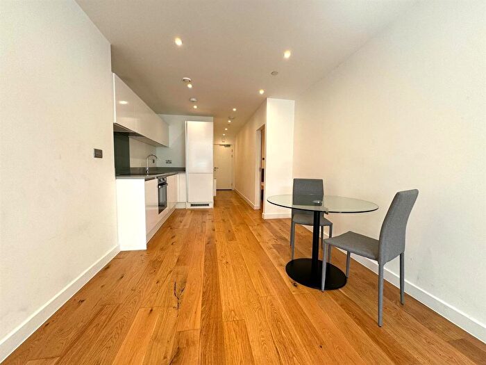 1 Bedroom Flat To Rent In Rockingham Road, Uxbridge, UB8