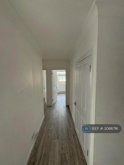 2 Bedroom Flat To Rent In Highwood Court, London, N12