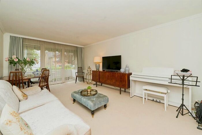 3 Bedroom Flat To Rent In Lansdowne Road, London, SW20