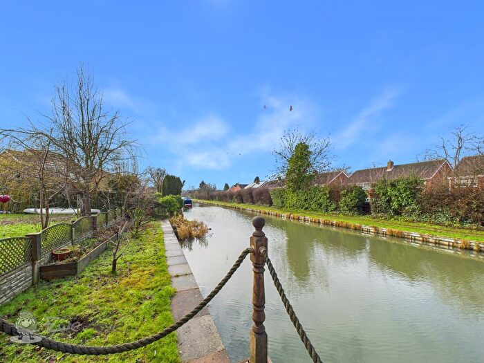 3 Bedroom Detached House For Sale In Torc Avenue, Tamworth, Staffordshire, B77