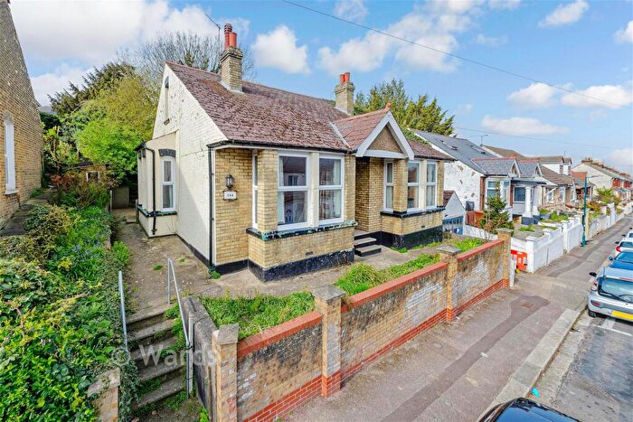 3 Bedroom Detached Bungalow For Sale In Rochester Street, Chatham, Kent, ME4