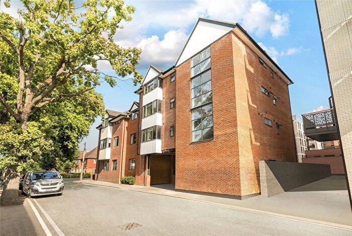 2 Bedroom Flat For Sale In West Byfleet, Surrey, KT14