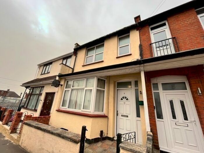2 Bedroom Terraced House To Rent In Dalmatia Road, Southend, SS1