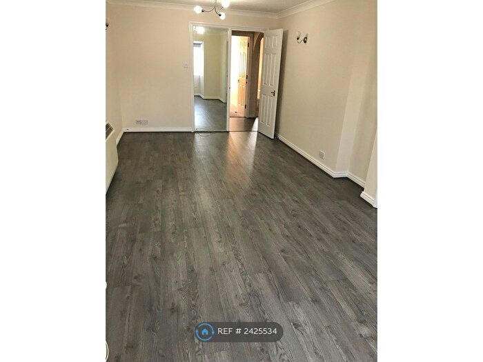 2 Bedroom Flat To Rent In Bourneside Crescent, London, N14