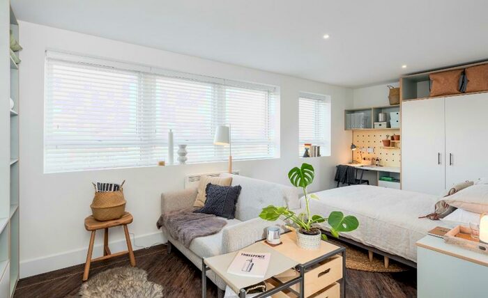 Studio To Rent In Commercial Road, Portsmouth, Hampshire, PO1