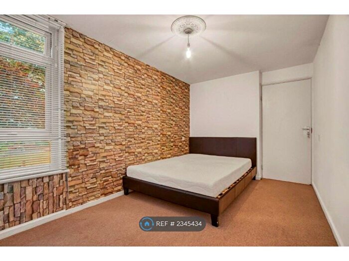 1 Bedroom Flat To Rent In Slade Walk, London, SE17