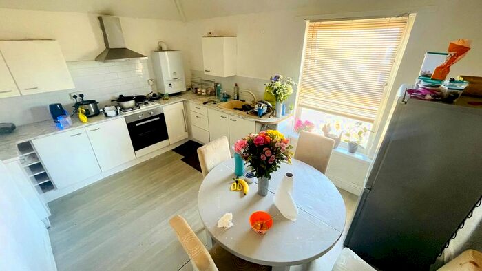 2 Bedroom Flat To Rent In Tilford Road, Nottingham, NG15