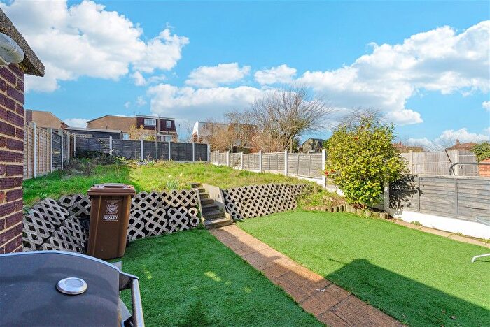 3 Bedroom Semi-detached House For Sale In Cotswold Close, Bexleyheath, Kent, DA7