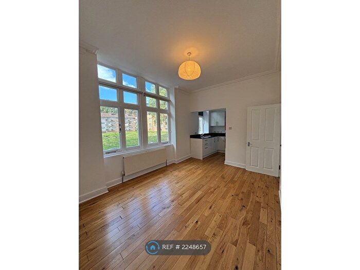 2 Bedroom Flat To Rent In Auckland Road, London, SE19