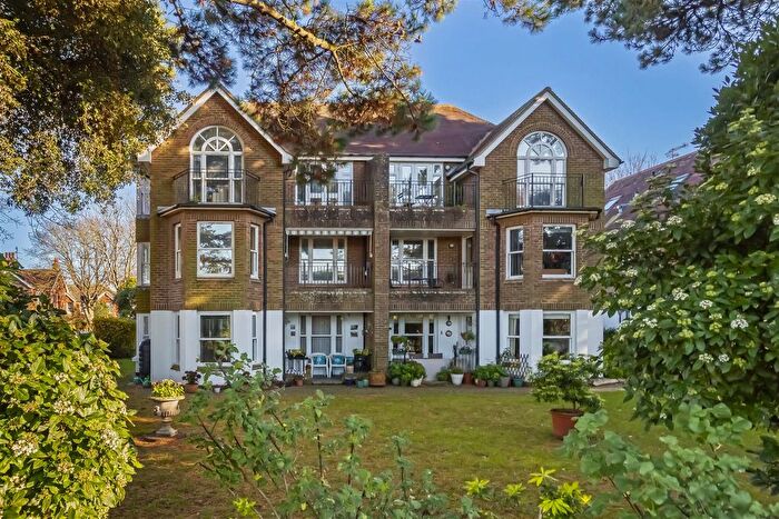 2 Bedroom Flat For Sale In Grand Avenue, Worthing, BN11