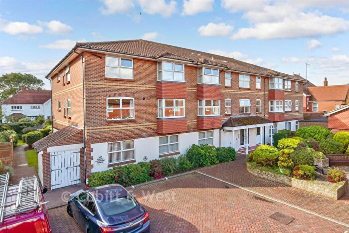 2 Bedroom Flat For Sale In West Avenue, Worthing, West Sussex, BN11