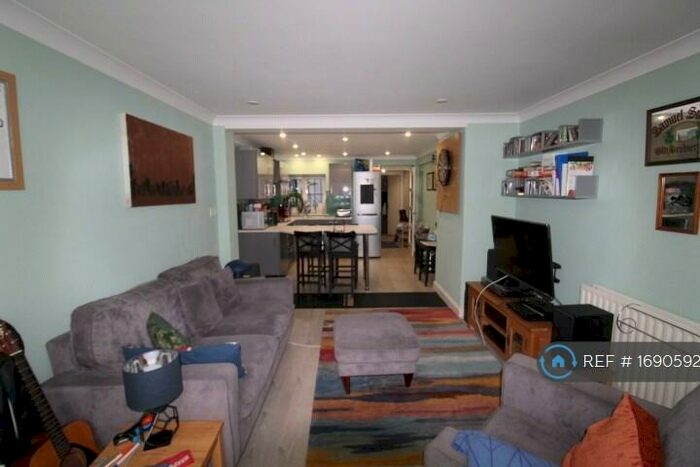 2 Bedroom Flat To Rent In Camberwell Road, London, SE5