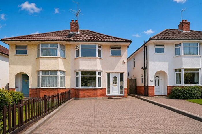 3 Bedroom Semi-Detached House For Sale In Winchester Road, Basingstoke, RG21