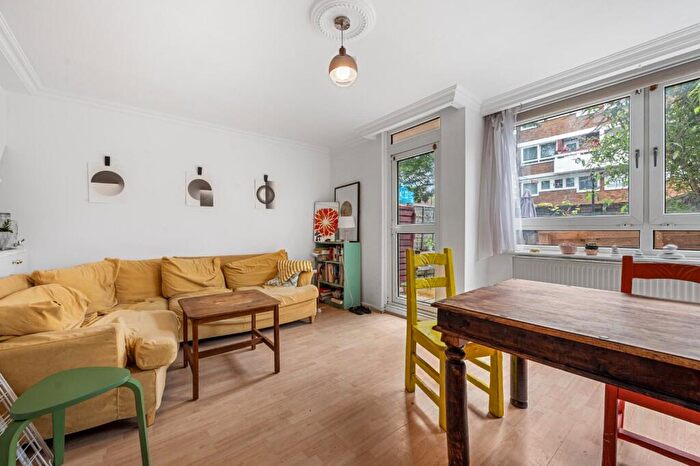3 Bedroom Maisonette For Sale In Pownall Road, London, E8
