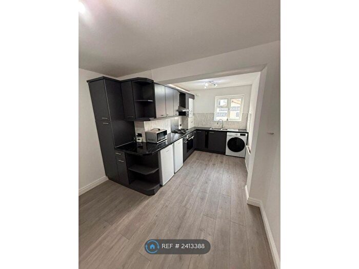 3 Bedroom Flat To Rent In Oak End Way, Gerrards Cross, SL9