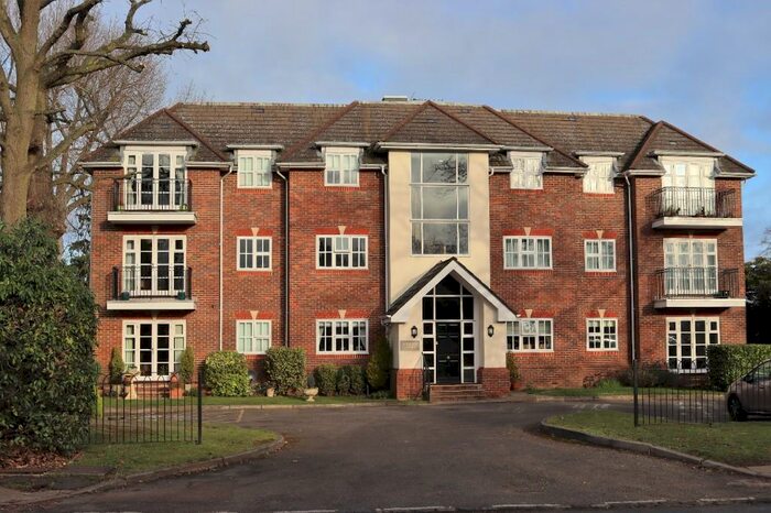 2 Bedroom Ground Flat To Rent In Rydens Road, Walton-On-Thames, Surrey, KT12