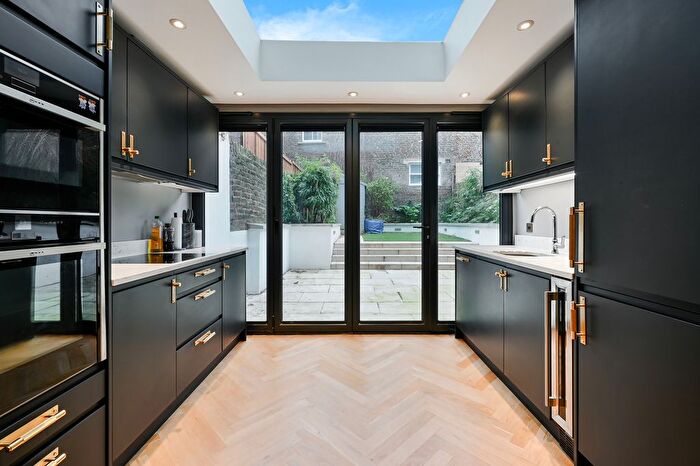 2 Bedroom Flat To Rent In Lancaster Road, London, W11