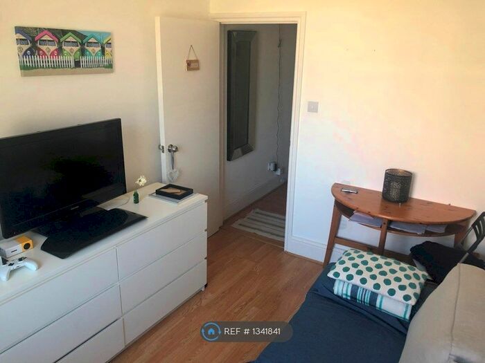 2 Bedroom Flat To Rent In Prout Grove, London, NW10