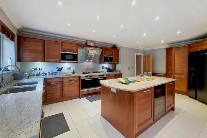 4 Bedroom Semi-Detached House To Rent In Court Road, Eltham, London, SE9