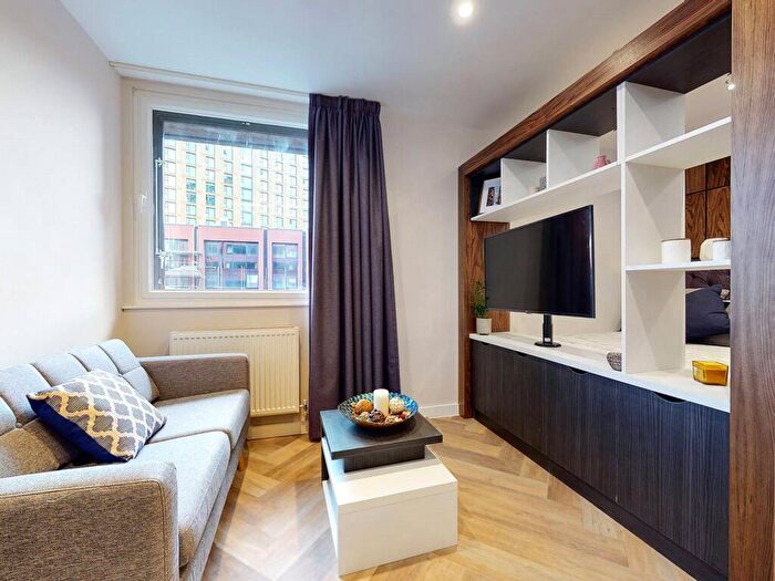 Apartment To Rent In Apt, Live Oasis Wade Lane #, LS2