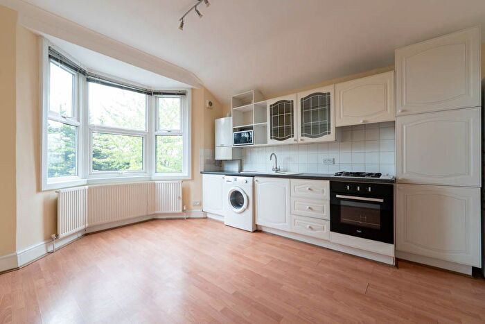 2 Bedroom Flat To Rent In Harold Road, Leytonstone, E11