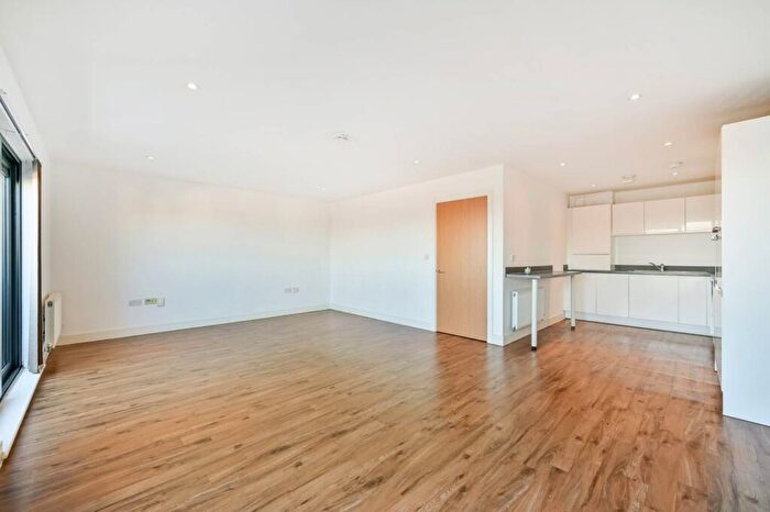 2 Bedroom Flat For Sale In Ewell Road, Tolworth, Surbiton, KT6