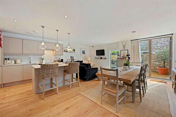 2 Bedroom Maisonette To Rent In Uxbridge Road, London, W7