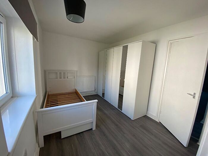 2 Bedroom Flat To Rent In Donald Hall Road, BN2