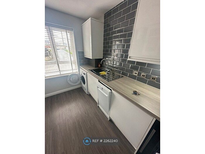 3 Bedroom Flat To Rent In Jacana Way, Bradford, BD6
