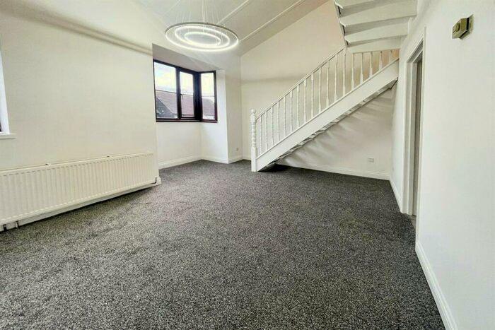 Flat To Rent In Runnymede Court, SS17