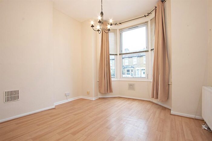 1 Bedroom Flat To Rent In Longley Road, London, SW17