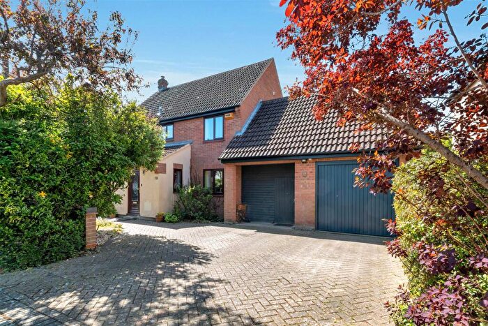 4 Bedroom Link Detached House For Sale In Farinton., Two Mile Ash, Milton Keynes, MK8