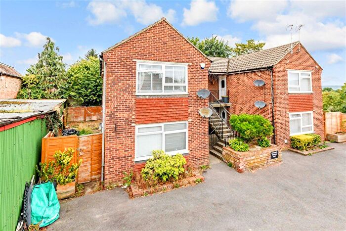 2 Bedroom Flat For Sale In Greatness Lane, Sevenoaks, Kent, TN14