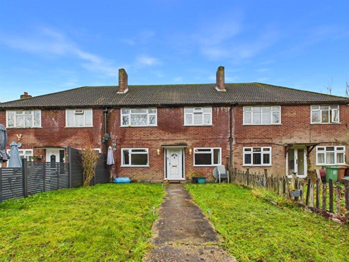 2 Bedroom Maisonette For Sale In Grove Lane, Coulsdon, CR5