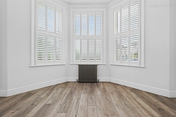 2 Bedroom Flat For Sale In Upperton Gardens, Eastbourne, BN21
