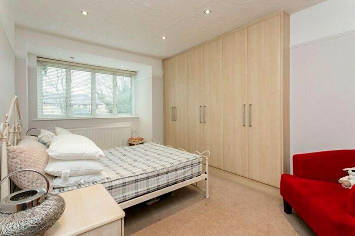 4 Bedroom Semi-Detached House To Rent In Bourne Avenue, Southgate, N14