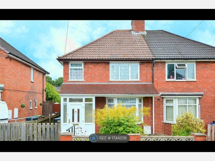 3 Bedroom Semi-Detached House To Rent In Hurst Road, Smethwick, B67