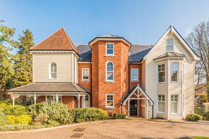 2 Bedroom Flat For Sale In Oatlands Chase, Weybridge, KT13