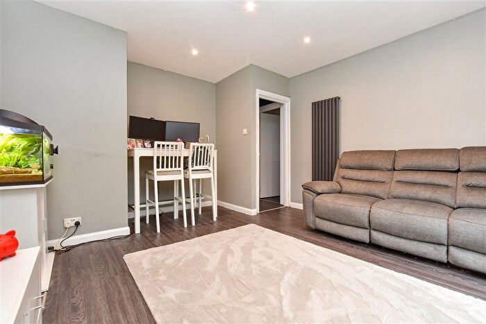 2 Bedroom Flat For Sale In Brighton Road, Lower Kingswood, Tadworth, Surrey, KT20