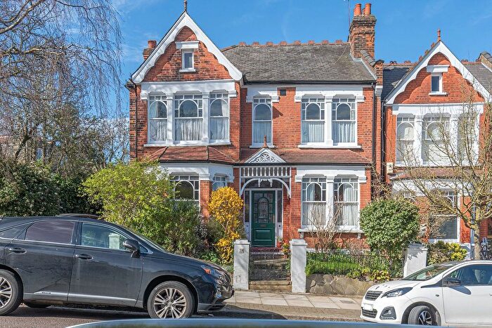4 Bedroom End Of Terrace House For Sale In Cranbourne Road, London, N10