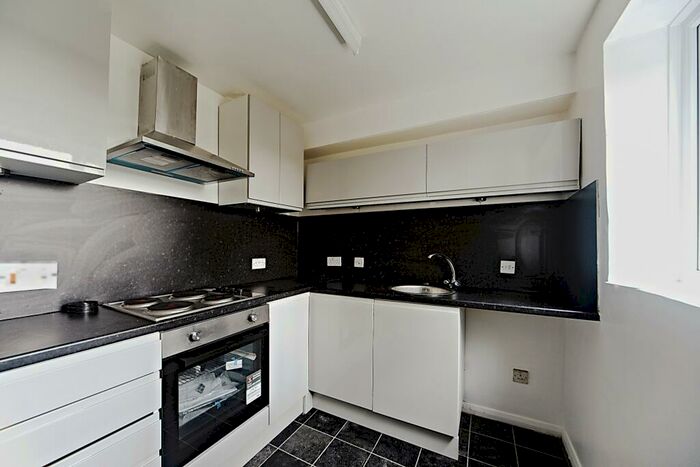 Flat To Rent In Fairbairn Close, Purley, CR8